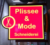 Plissee, Leuchtkasten, Leuchtkästen, Leuchtreklame, Lichtwerbung, Leuchtwand, Fassandenleuchte, Dekupierter Kasten, LED Leuchtkasten, Werbekasten, Plexikasten, Nasenschild, Leuchtende Werbung, Reklame, Reklamewand, Leuchtreklame, Metallkasten, Geschäftsbe