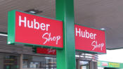 Huber Shop, Leuchtkasten, Leuchtkästen, Leuchtreklame, Lichtwerbung, Leuchtwand, Fassandenleuchte, Dekupierter Kasten, LED Leuchtkasten, Werbekasten, Plexikasten, Nasenschild, Leuchtende Werbung, Reklame, Reklamewand, Leuchtreklame, Metallkasten, Geschäft