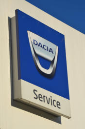 Dacia, Leuchtkasten, Leuchtkästen, Leuchtreklame, Lichtwerbung, Leuchtwand, Fassandenleuchte, Dekupierter Kasten, LED Leuchtkasten, Werbekasten, Plexikasten, Nasenschild, Leuchtende Werbung, Reklame, Reklamewand, Leuchtreklame, Metallkasten, Geschäftsbesc