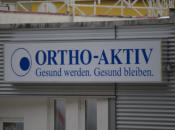 Ortho Aktiv, Leuchtkasten, Leuchtkästen, Leuchtreklame, Lichtwerbung, Leuchtwand, Fassandenleuchte, Dekupierter Kasten, LED Leuchtkasten, Werbekasten, Plexikasten, Nasenschild, Leuchtende Werbung, Reklame, Reklamewand, Leuchtreklame, Metallkasten, Geschäf