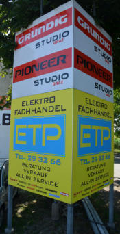 Stahlkonstruktion mit Aluminiumschilder