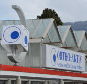 Ortho Aktiv, Leuchtkasten, Leuchtkästen, Leuchtreklame, Lichtwerbung, Leuchtwand, Fassandenleuchte, Dekupierter Kasten, LED Leuchtkasten, Werbekasten, Plexikasten, Nasenschild, Leuchtende Werbung, Reklame, Reklamewand, Leuchtreklame, Metallkasten, Geschäf